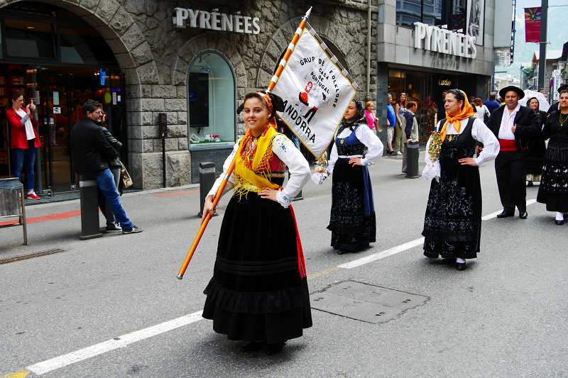 In andorra people live. Андорра национальный. Национальная одежда Андорры. Андоррский национальный костюм. Андорра жители.