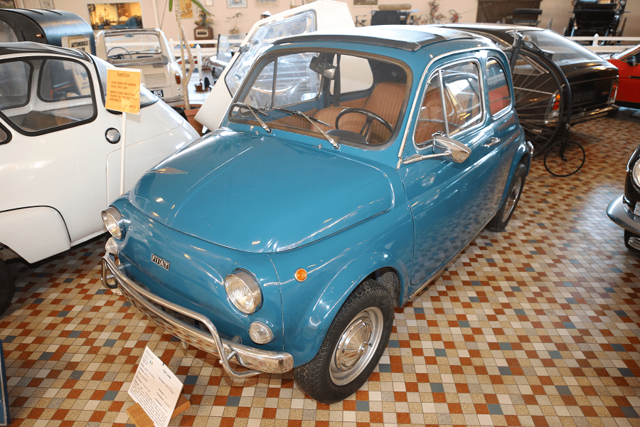 Синий Fiat 500 образца 1968 года с двумя цилиндрами