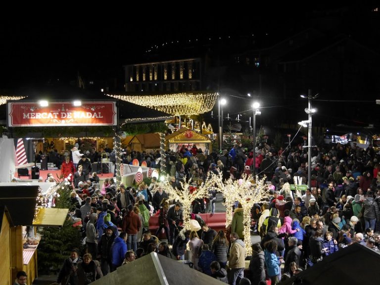 Le marché de Noël s'est ouvert en Andorre, l'éclairage festive a été allumé dans les rues 