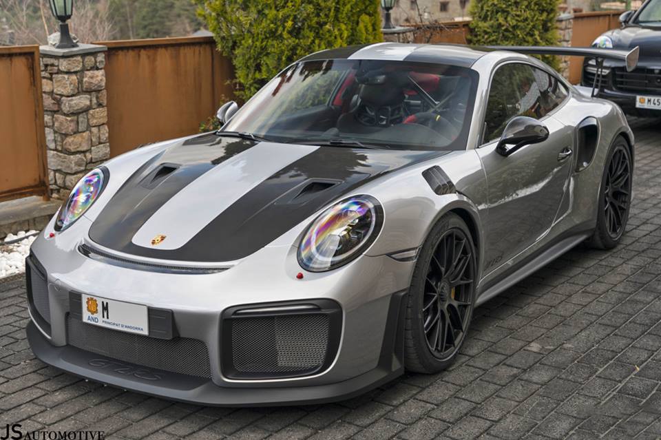 Porsche 911 GT2 RS Weissach Package: silver color with 700 hp