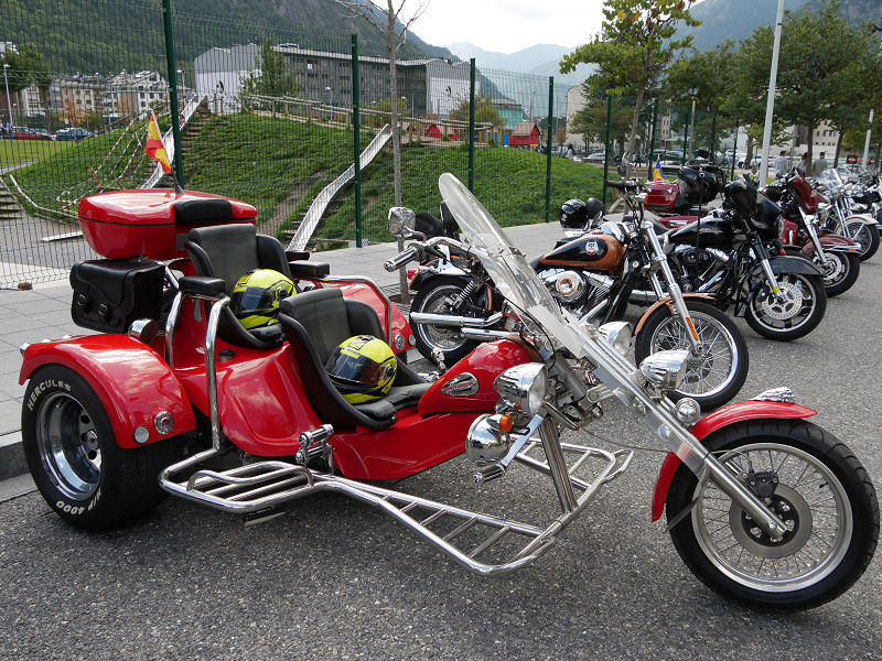 Harley-Davidson : moto à trois roues. Version rouge