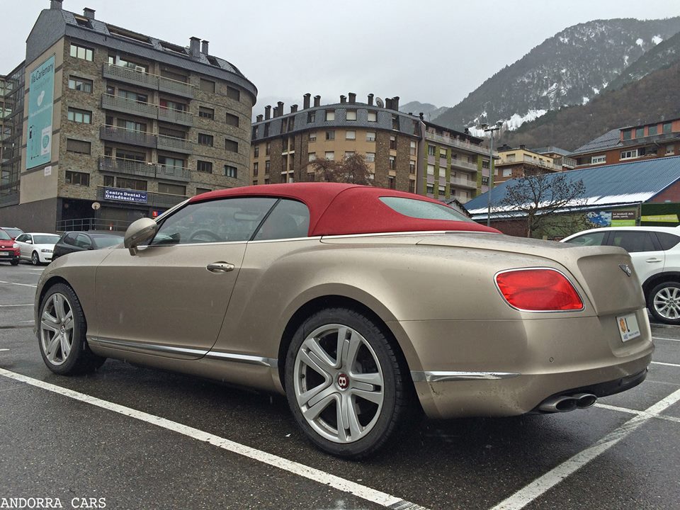 Bentley Continental GT. Cabriolet avec un toit rouge