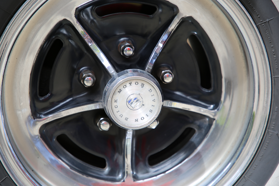 Buick LeSabre Custom. Couleur rouge roue disque