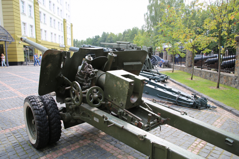 The Soviet anti-tank gun BS-3 * All PYRENEES · France, Spain, Andorra