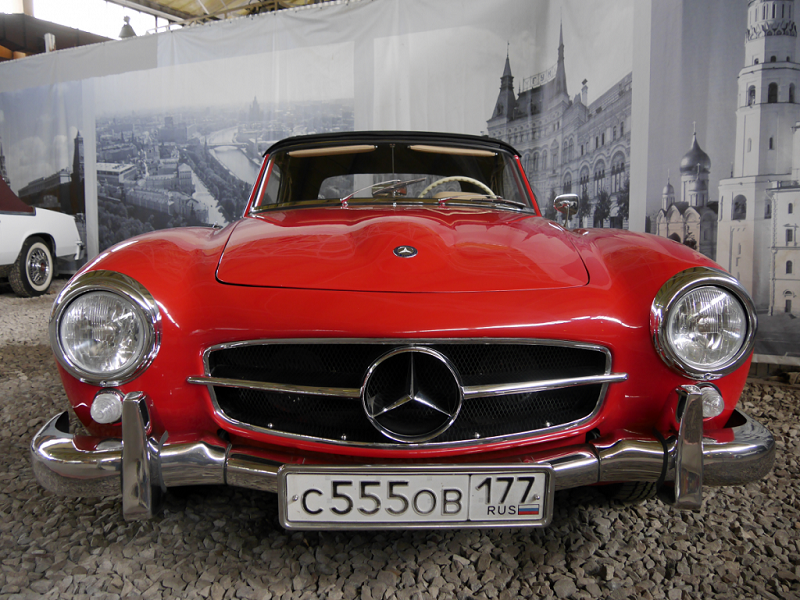 Mercedes-Benz SL 190. Version rouge_vue de devant_numeros d'enregistrement russe