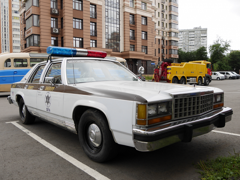 Ford Crown Victoria : voiture de police. Version blanche