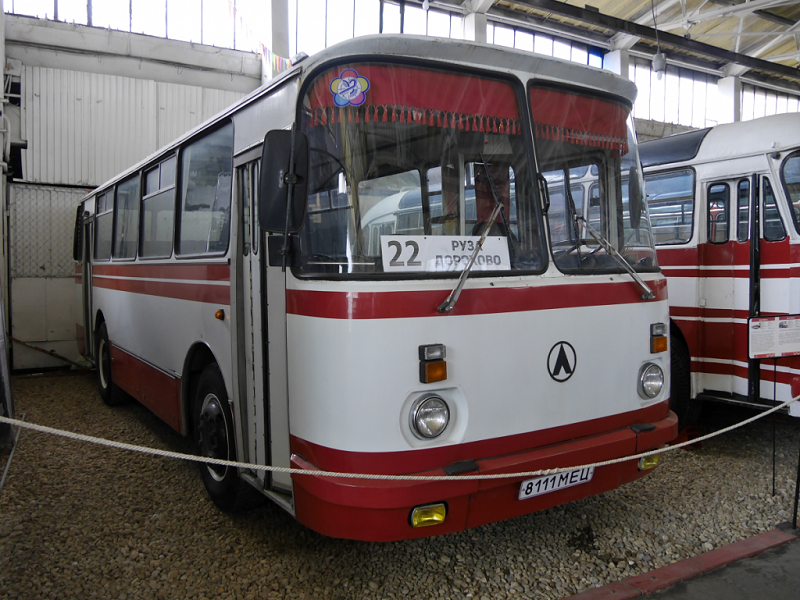 LAZ 695 N (fabrique du bus : Lviv) : transport des passagers d'URSS. Version blanche et rouge