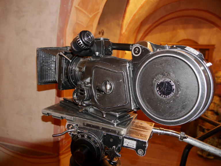 The ARRI Arriflex 35 (1937) BL series. Made in Germany * All PYRENEES