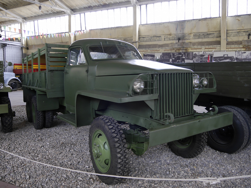 Studebaker US6 : camion des États-Unis. Version vert militaire