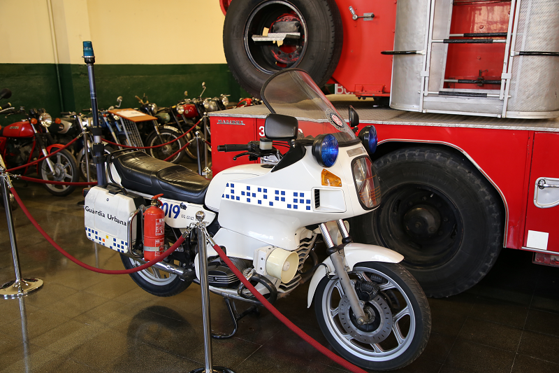 Moto de police: BMW R 80 RT. Musée de voitures à Lleida 