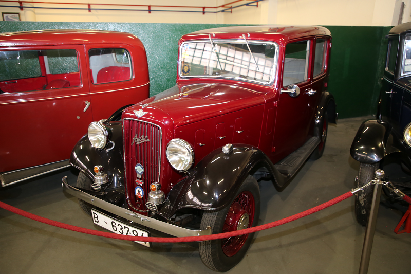 Rouge Austin Ten. Fabriqué en 1934 en Royaume-Uni. Musée de voitures à Lleida 