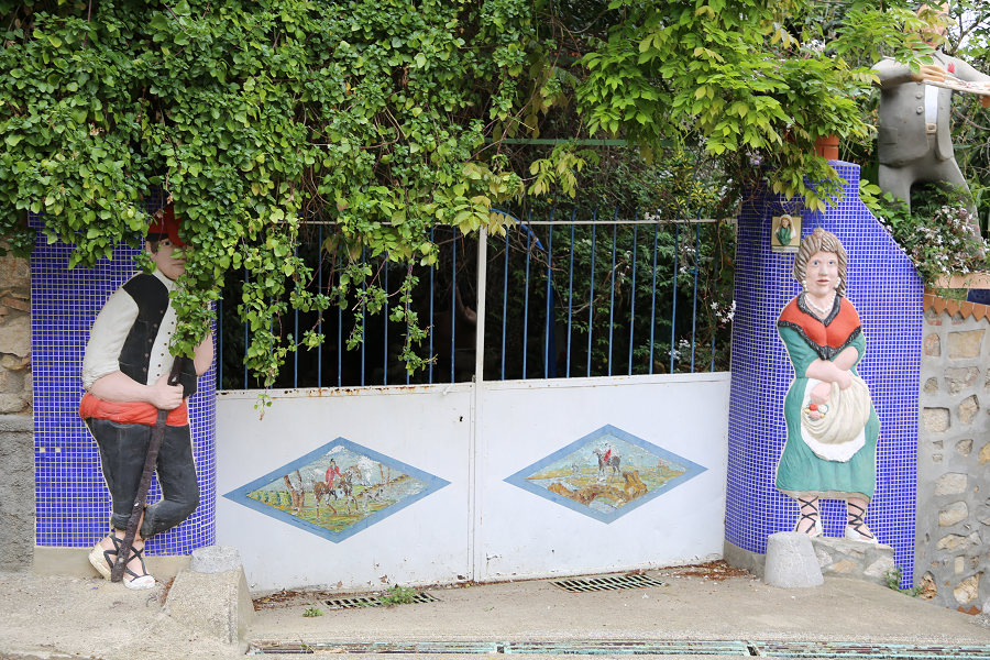 Дом художника с барельефами, улица Мурайя, Льерс, Каталония