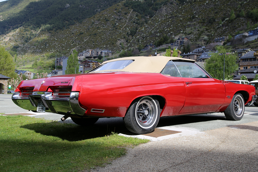 Buick LeSabre Custom coupe 1972. Couleur rouge vue de derriere sur herbe