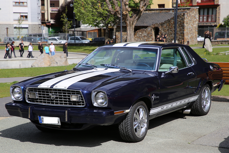 Темно-синий Ford Mustang II coupe образца 1975 года