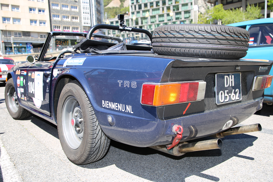 Triumph TR6 образца 1975 года: синий кабриолет