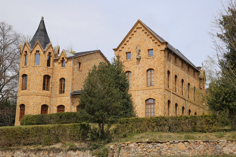 Замок Вильявеккья построен в 1894 году по проекту каталонского архитектора Энрика Санье и Вильявеккья