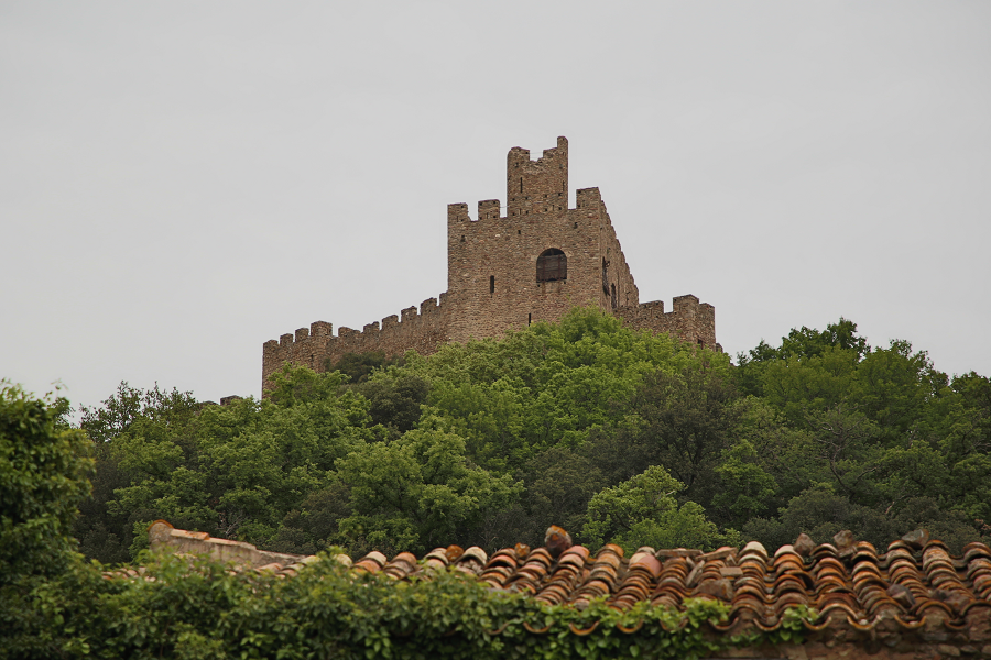 Le château médiéval de Requesens : la légende raconte que le château était habité par la femme et les filles d'un géant
