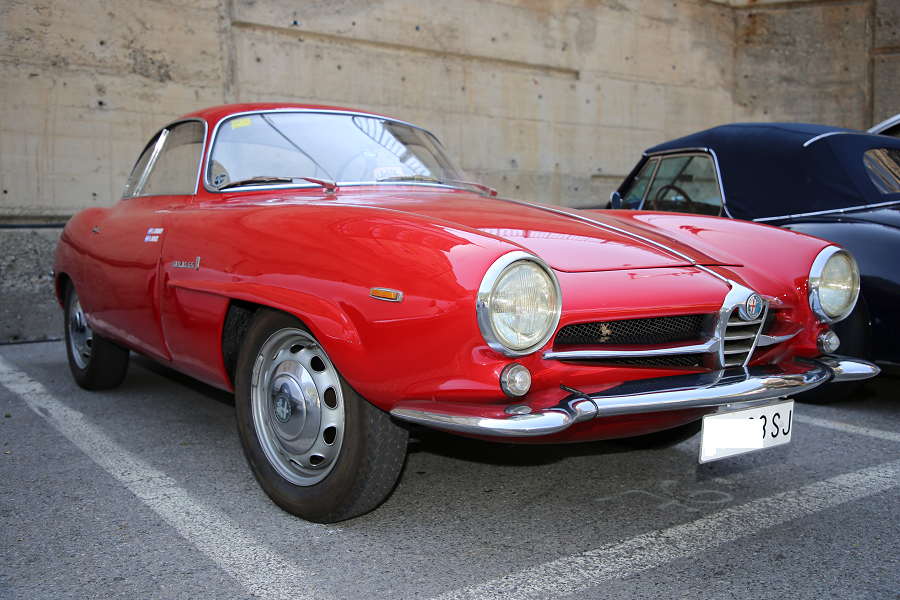 Alfa-Romeo Guilia Sprint Speciale (SS). Coupé rouge vue de cote_vue de devant