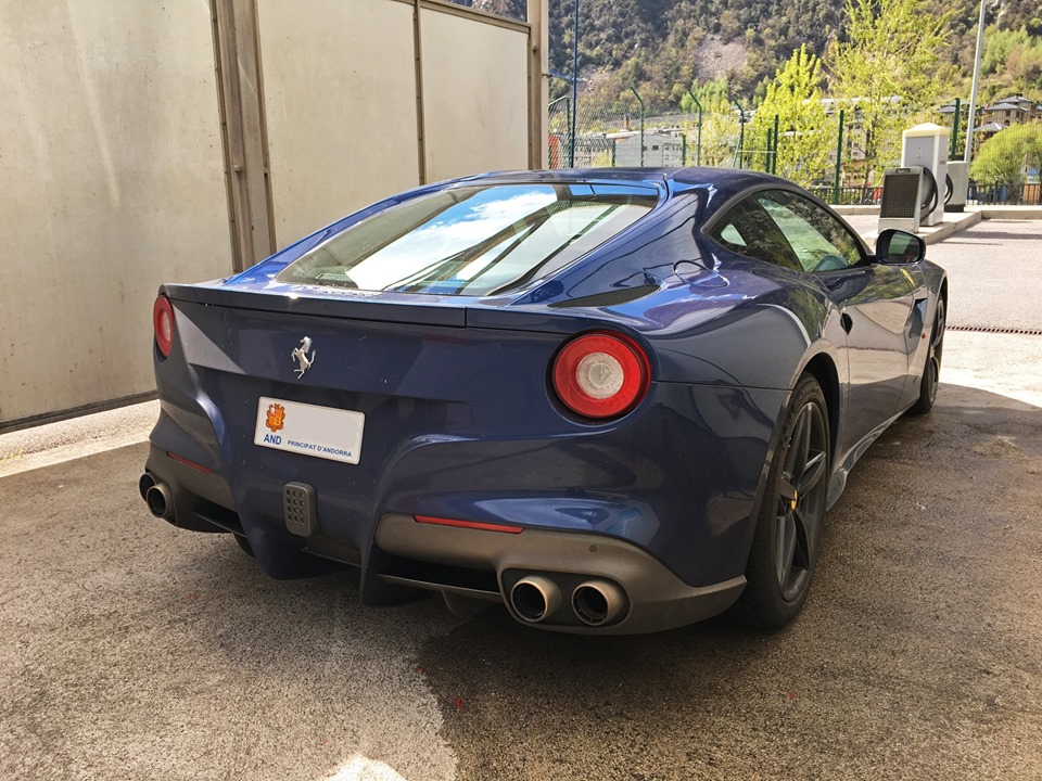 Синий Ferrari F12 Berlinetta