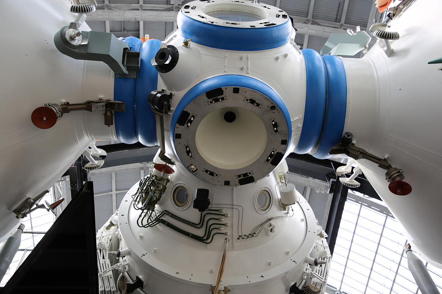 Комплекс космической станции "Мир" с модулями "Мир", "Квант-1", "Квант-2", "Кристалл" (масштаб 1:1)