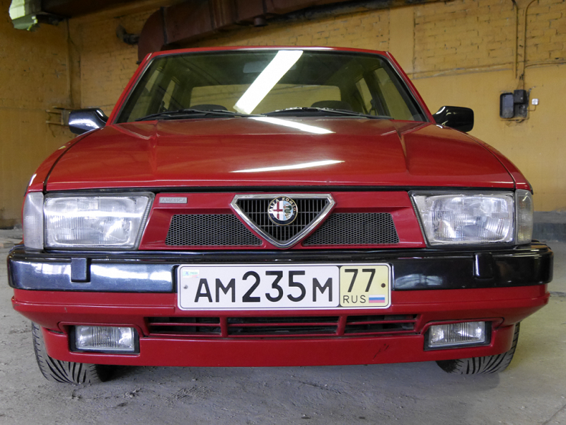 Alfa Romeo 75 : berline rouge