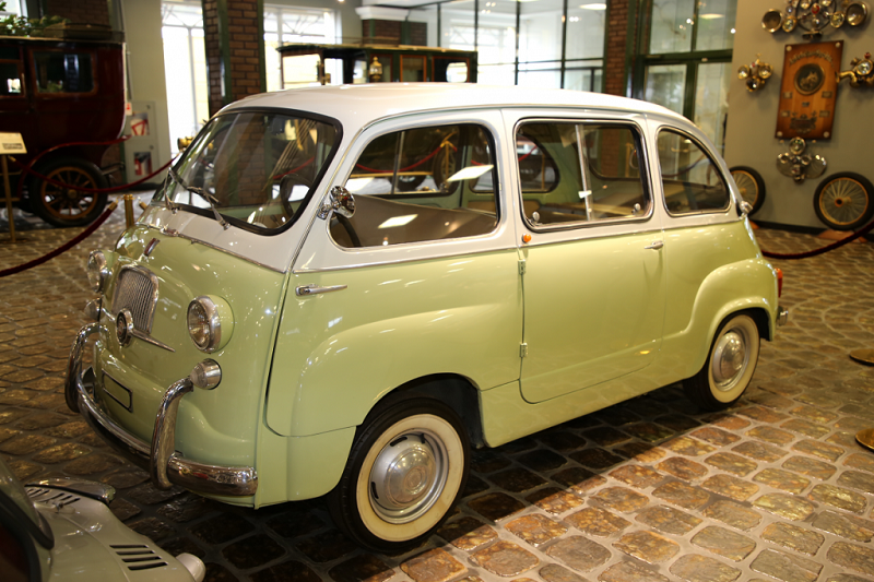 Fiat 600 Multipla : voiture ancienne. Voiture à moteur arrière-urbaine