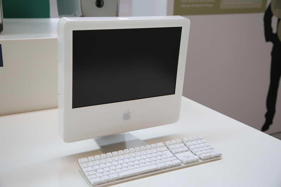 Ik was verrast Sluit een verzekering af Gelukkig is dat Apple iMac G5. White • All PYRENEES · France, Spain, Andorra