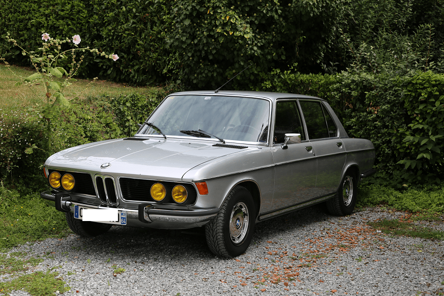 BMW 5 Series (E12) de 1980. Version gris clair. La BMW Série 5 E12 a été fabriquée entre 1972 et 1981. Réalisé pour remplacer les berlines Neue Klasse.