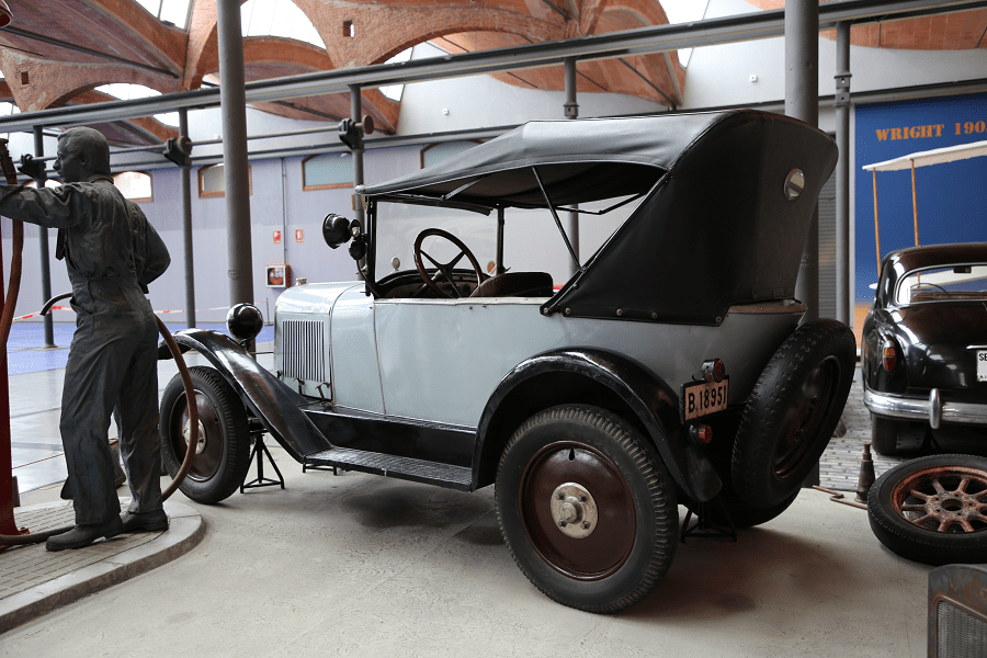 Années de production : 1925   Fabriqué en France  Moteur : 1 538 cc ; 4 cylindres  Puissance : 22 CH  Vitesse maximale : 80 km / h  Musée polytechnique de Catalogne