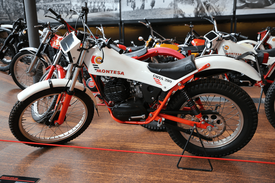 Montesa COTA 200. Version blanche transport vehicules motos