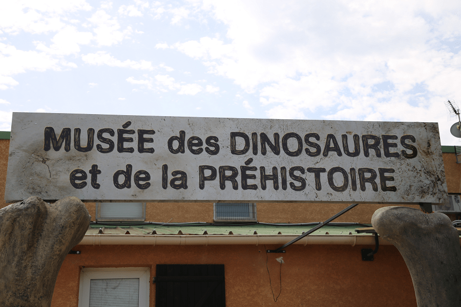 Самый большой музей-парк в Европе, посвященный динозаврам, недалеко от Монпелье