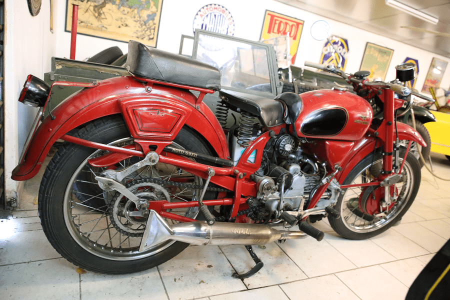 Красный Moto Guzzi Falcone 500 sport образца 1953 года