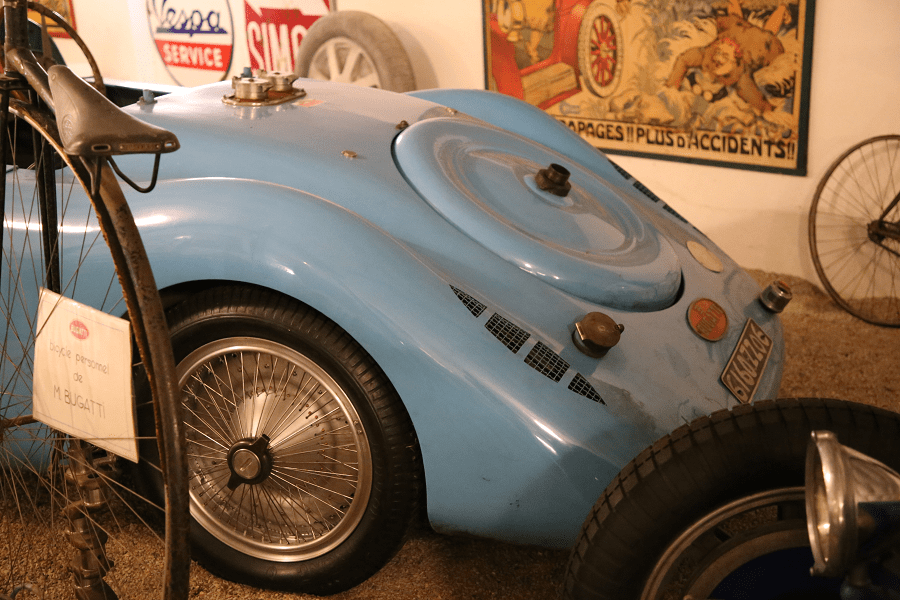 Bugatti Le Tank. Couleur bleue_vue de derriere