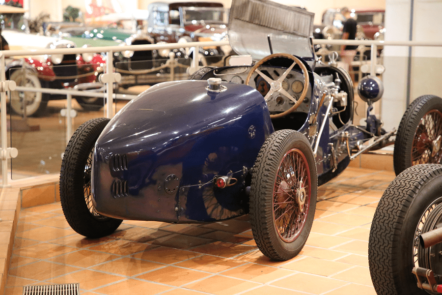 Bugatti Type 35. Couleur bleue_vue de derriere_luxe_automobiles_transport_vehicules_