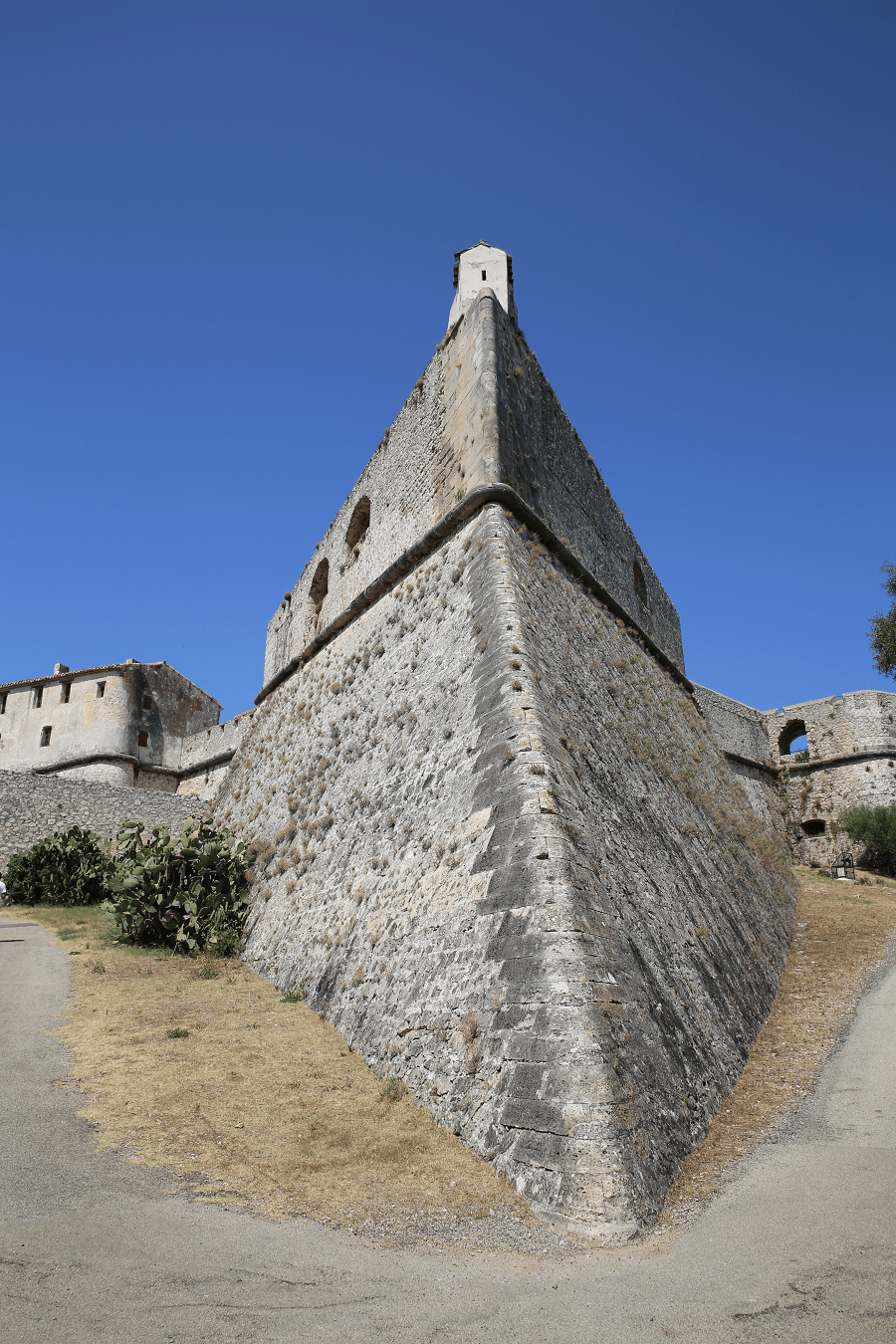 Форт Карре - цитадель 16-го века с четырьмя стреловидными бастионами