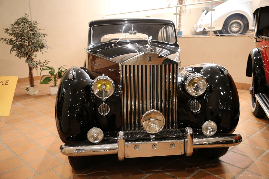 Rolls-Royce Silver Dawn_Type Saloon : voiture ancienne de 1953_vue de devant_luxe_transport_vehicules_automobiles_voitures