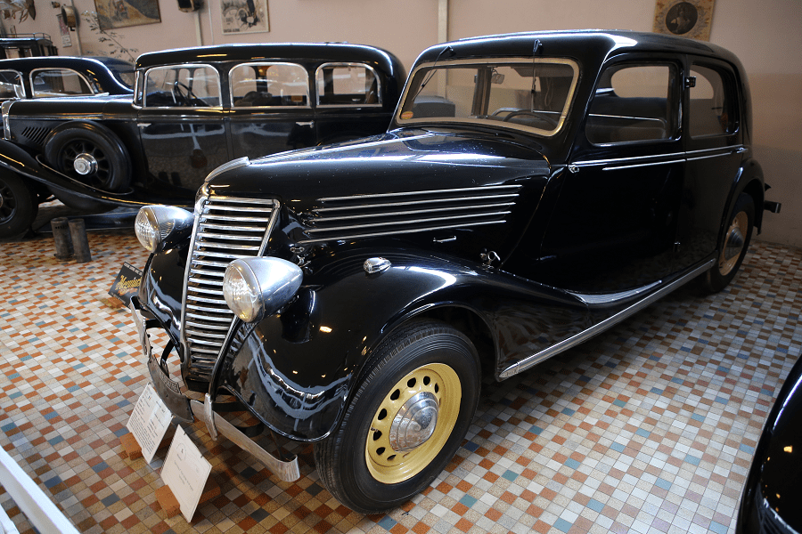 Черный Renault Type ACL2 Primaquatre образца 1937 года