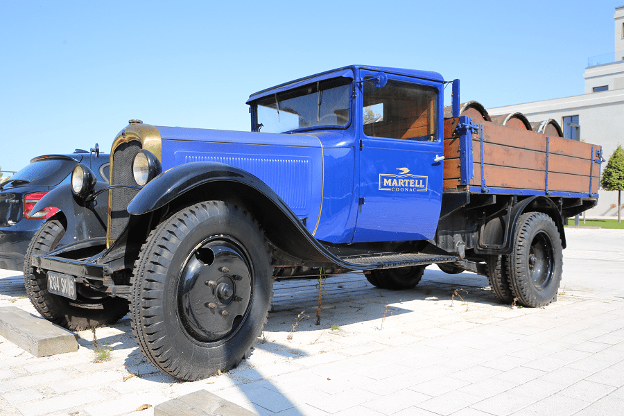 Синий грузовик Citroën C61 образца 1930 года: доставка коньяка Martell