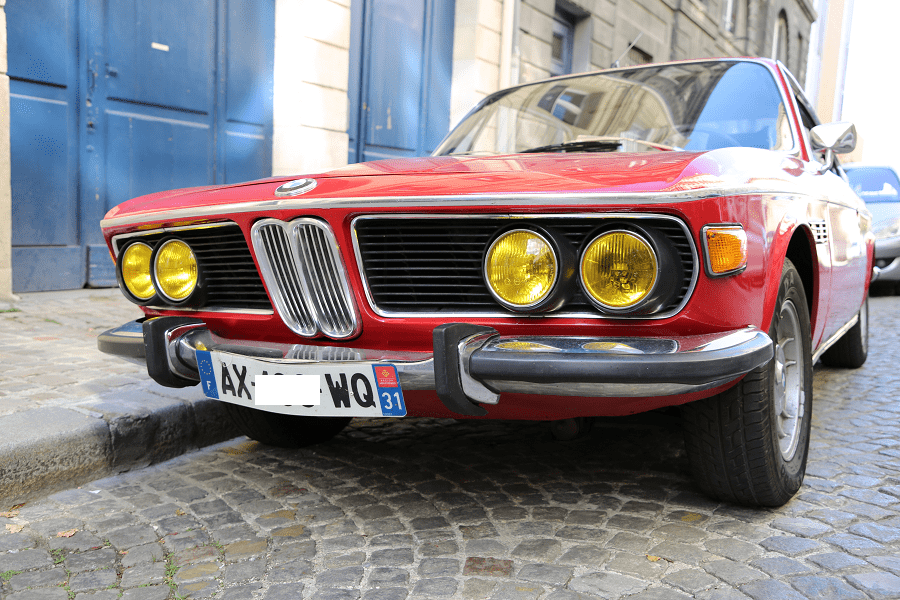 BMW Coupe 2800 CS Karmann. Couleur rouge_vue de devant_luxe_calandre