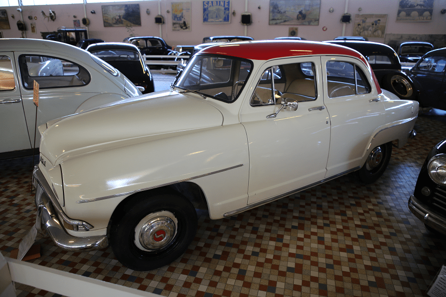 Simca 90 A Aronde. Белая версия с красной крышей образца 1957 года