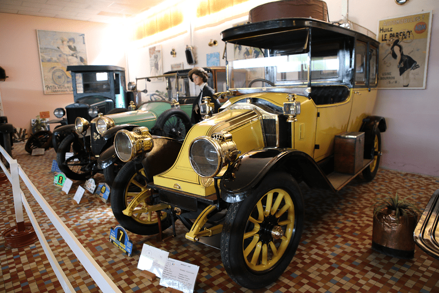 Желтый Renault Type V Limousine образца 1907 года