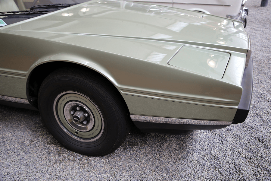 Aston Martin Lagonda 2 Series. Couleur vert gris_vue de devant_phares retractables_phares escamotable