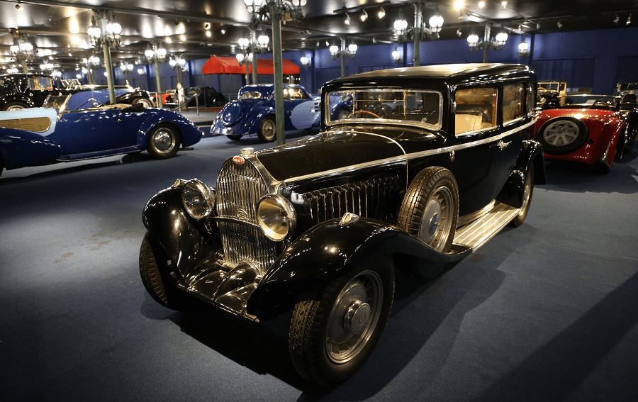 Bugatti Limousine Type 49. Couleur noire_vue de devant_caracteristiques_details_musees