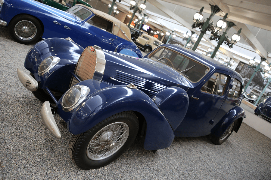 Синий Bugatti Berline Type 57C образца 1939 года