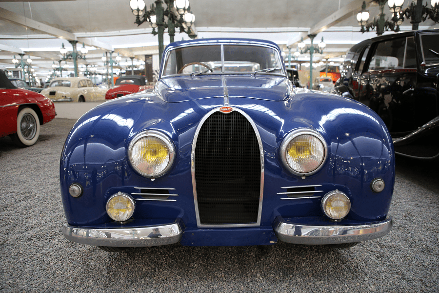 Bugatti Coach Type 101. Couleur bleue_vue de devant_pare-chocs_phares_calandre