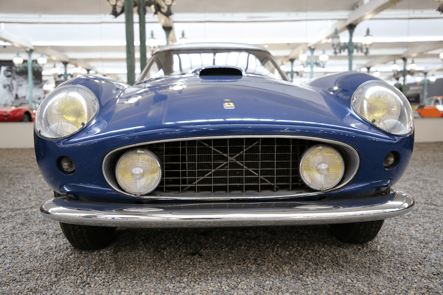 Ferrari Coupé Type 450 AM. Couleur bleue_voitures mythiques_retro_luxe_pare-chocs_calandre_phares