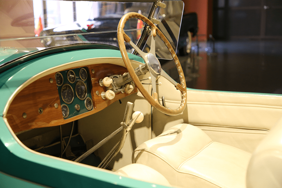 Bugatti Royale Esders Type 41 : la plus belle Bugatti_tableau de bord_interieur_volant_corps en bois_voitures rares_vitesse