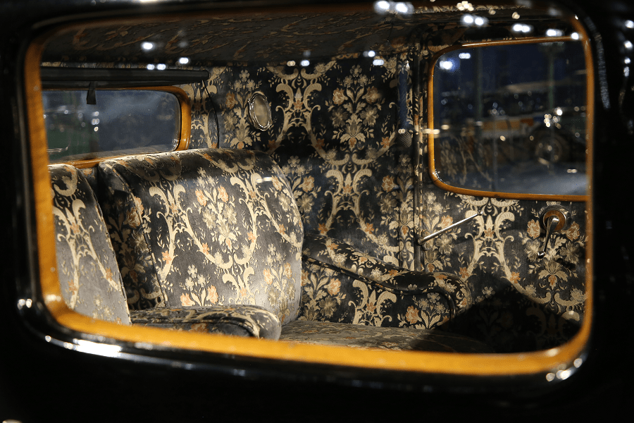 Bugatti Royal Coupé Type 41. Couleur bleue et noire_interieur des riches_sieges_luxe