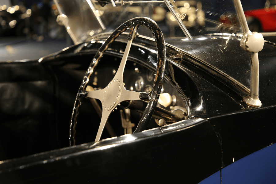 Bugatti Royal Coupé Type 41. Couleur bleue et noire_volant_tableau de bord_interieur du chauffeur