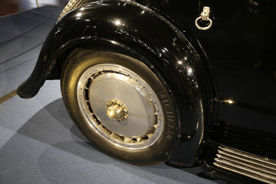 Bugatti Royal Coupé Type 41. Couleur bleue et noire_roue_disque metallise
